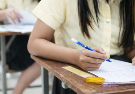 「受験勉強中の姿勢、大丈夫？」〜側弯症を持つお子さんに今こそ伝えたい、大切なこと〜