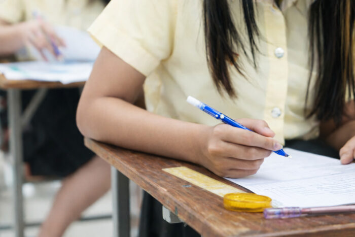 「受験勉強中の姿勢、大丈夫？」〜側弯症を持つお子さんに今こそ伝えたい、大切なこと〜