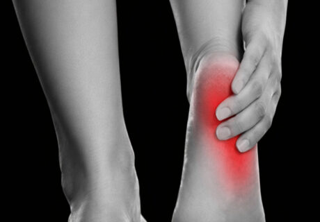 足底腱膜炎の治療ガイド｜保存療法から最新の低侵襲治療まで　フィジオセンターでは、最大限の効果的な保存的アプローチで改善いたします。