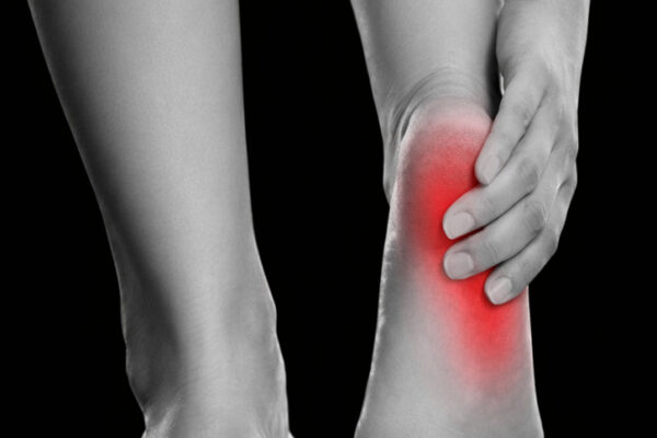 足底腱膜炎の治療ガイド｜保存療法から最新の低侵襲治療まで　フィジオセンターでは、最大限の効果的な保存的アプローチで改善いたします。