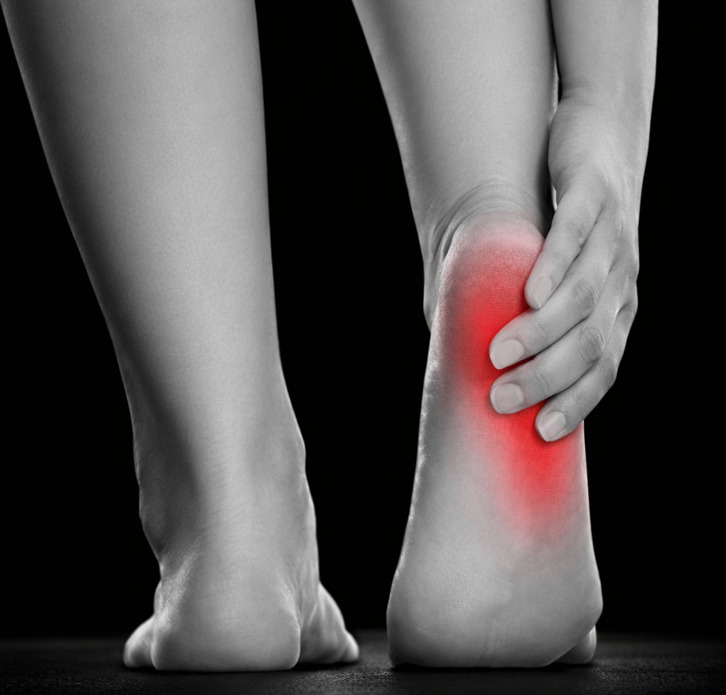 足底腱膜炎の治療ガイド｜保存療法から最新の低侵襲治療まで　フィジオセンターでは、最大限の効果的な保存的アプローチで改善いたします。