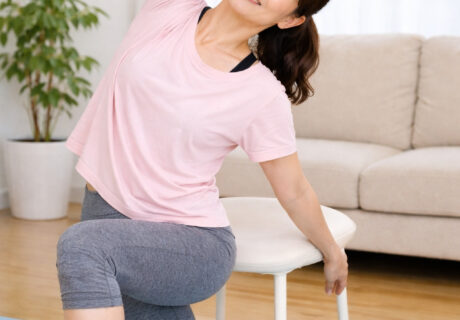 大人の側弯症は自分でケアできる｜基本は筋トレとストレッチ（背中・股関節・膝を柔軟に）　：シュロス側弯症セラピストが専門的にご指導させて頂きます。