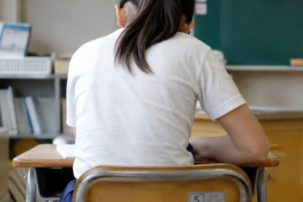 「まだ軽度なので、半年後にもう一度レントゲンを撮りましょう」そう言われて、不安を感じておられるご両親へ