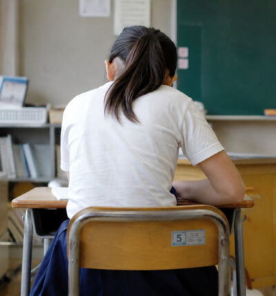 「まだ軽度なので、半年後にもう一度レントゲンを撮りましょう」そう言われて、不安を感じておられるご両親へ
